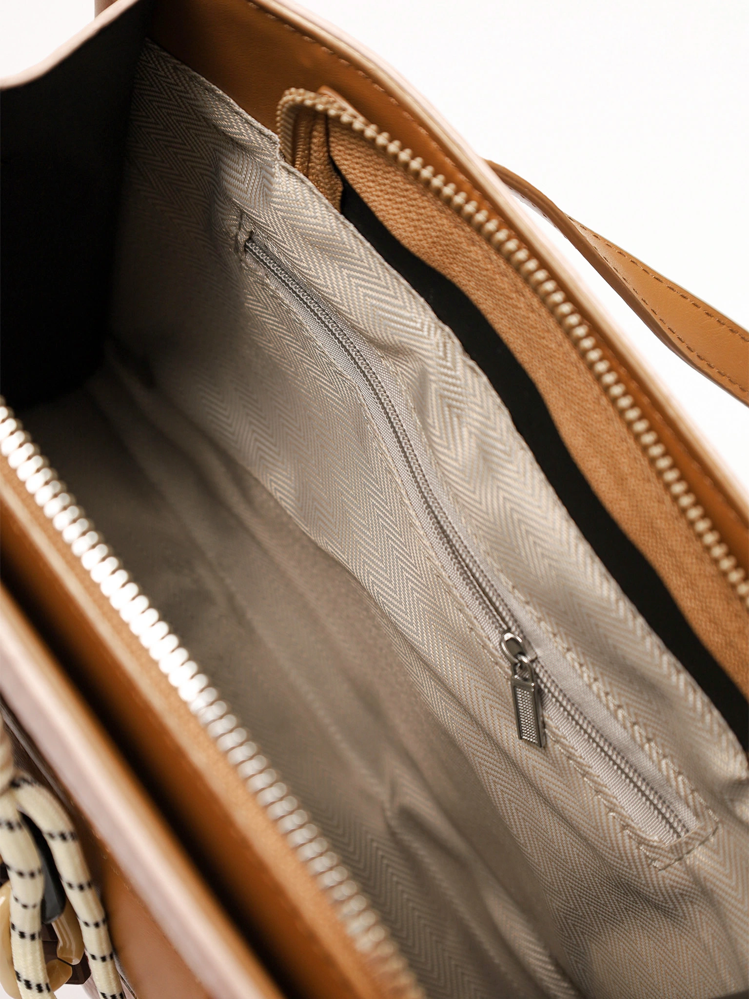 Сумка-тоут с декоративным брелком в ассортименте